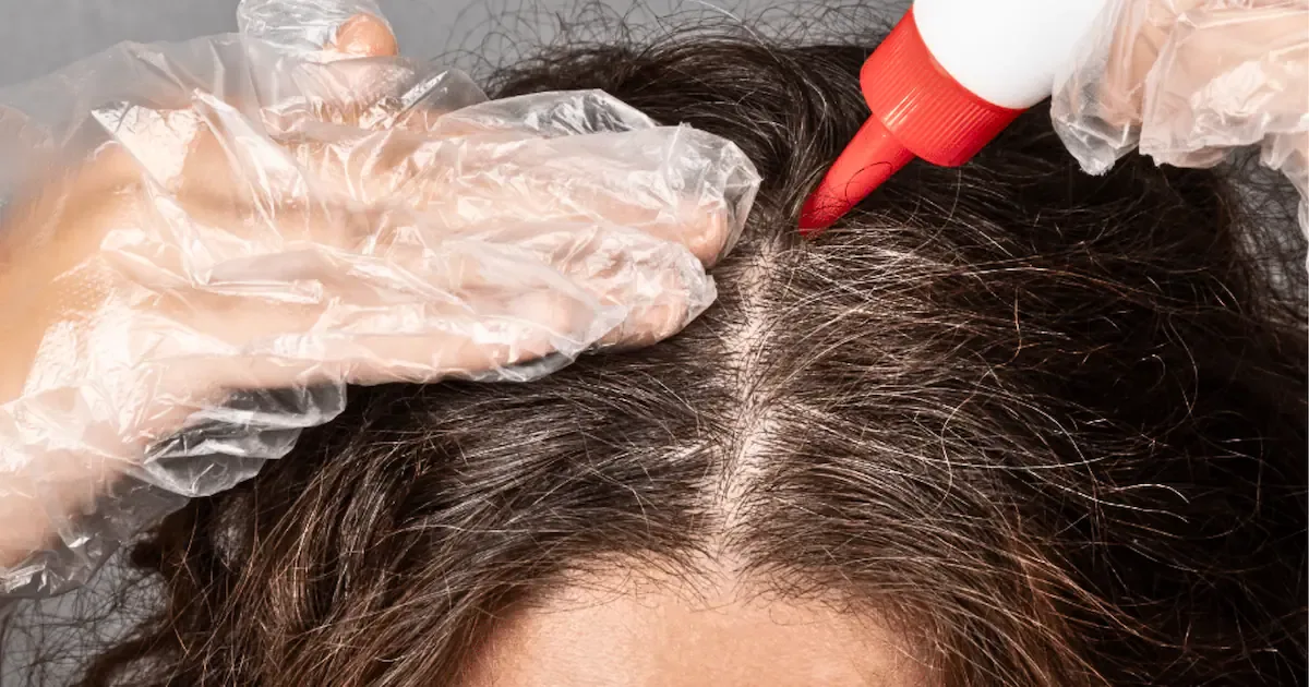 Graue Haare natürlich behandeln: Warum Backpulver eine einfache Alternative ist