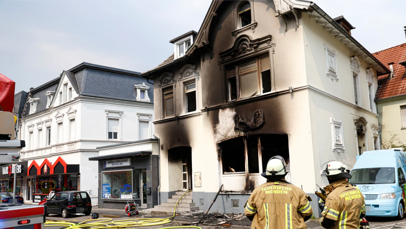 Großeinsatz in Menden: Pizzeria nach schwerem Brand zerstört