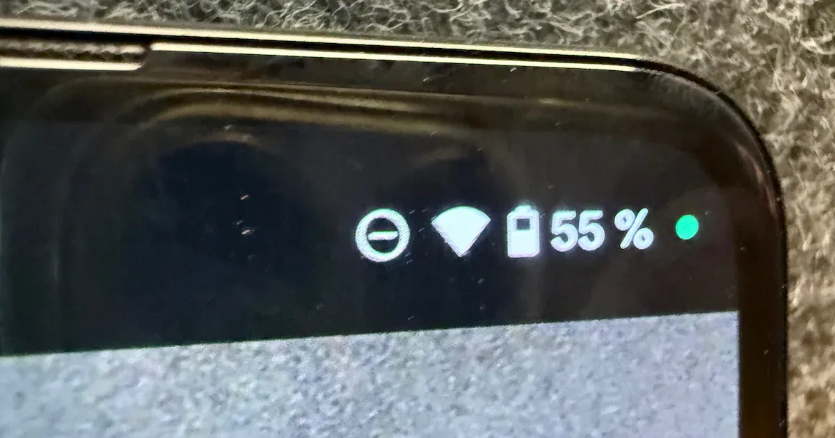 Grüner Punkt auf dem Handy-Display: Was das Warnsignal bei iOS 14 und Android 12 bedeutet