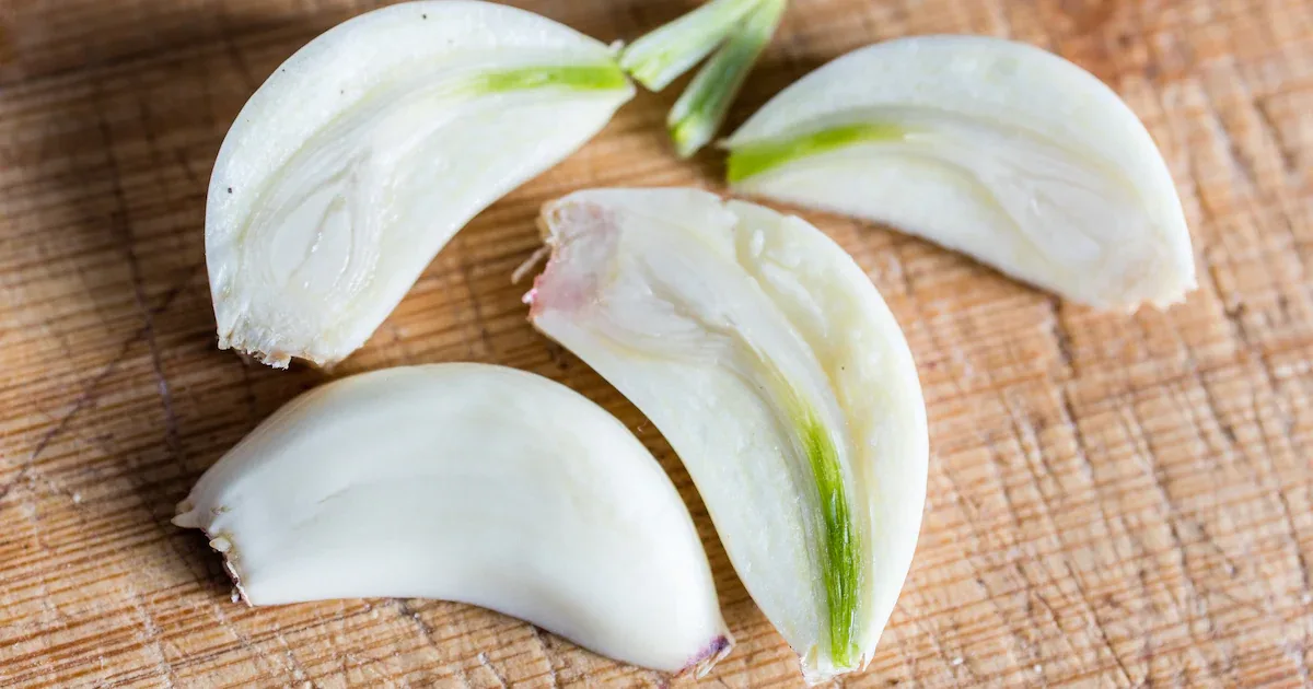 Grüner Trieb im Knoblauch: Wann die Zehe essbar bleibt und wann Bitterstoffe stören