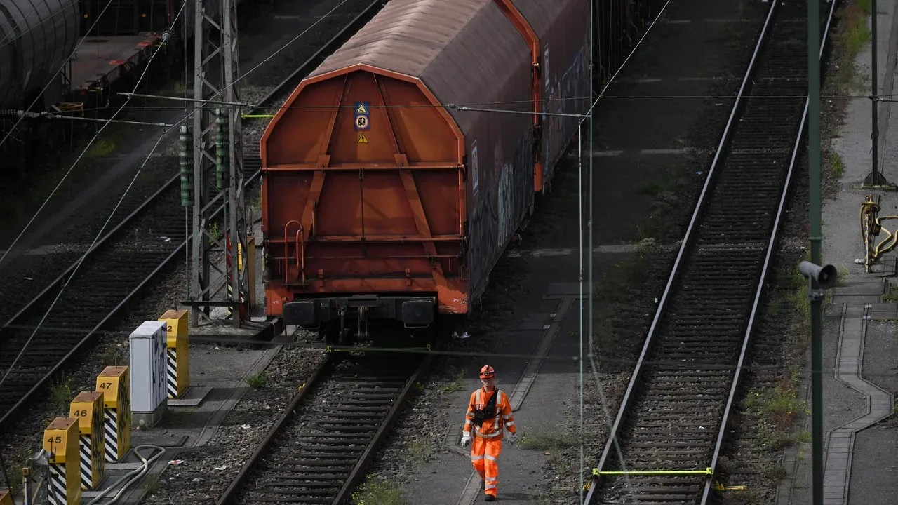 Güterwaggons auf einem Bahngelände in Deutschland.