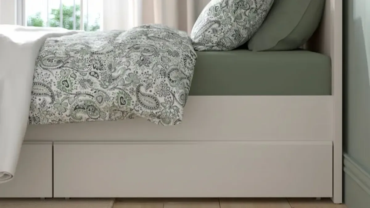 Ikea-Hack für kleine Schlafzimmer: Dieser Bettkasten schafft 148 Liter zusätzlichen Stauraum