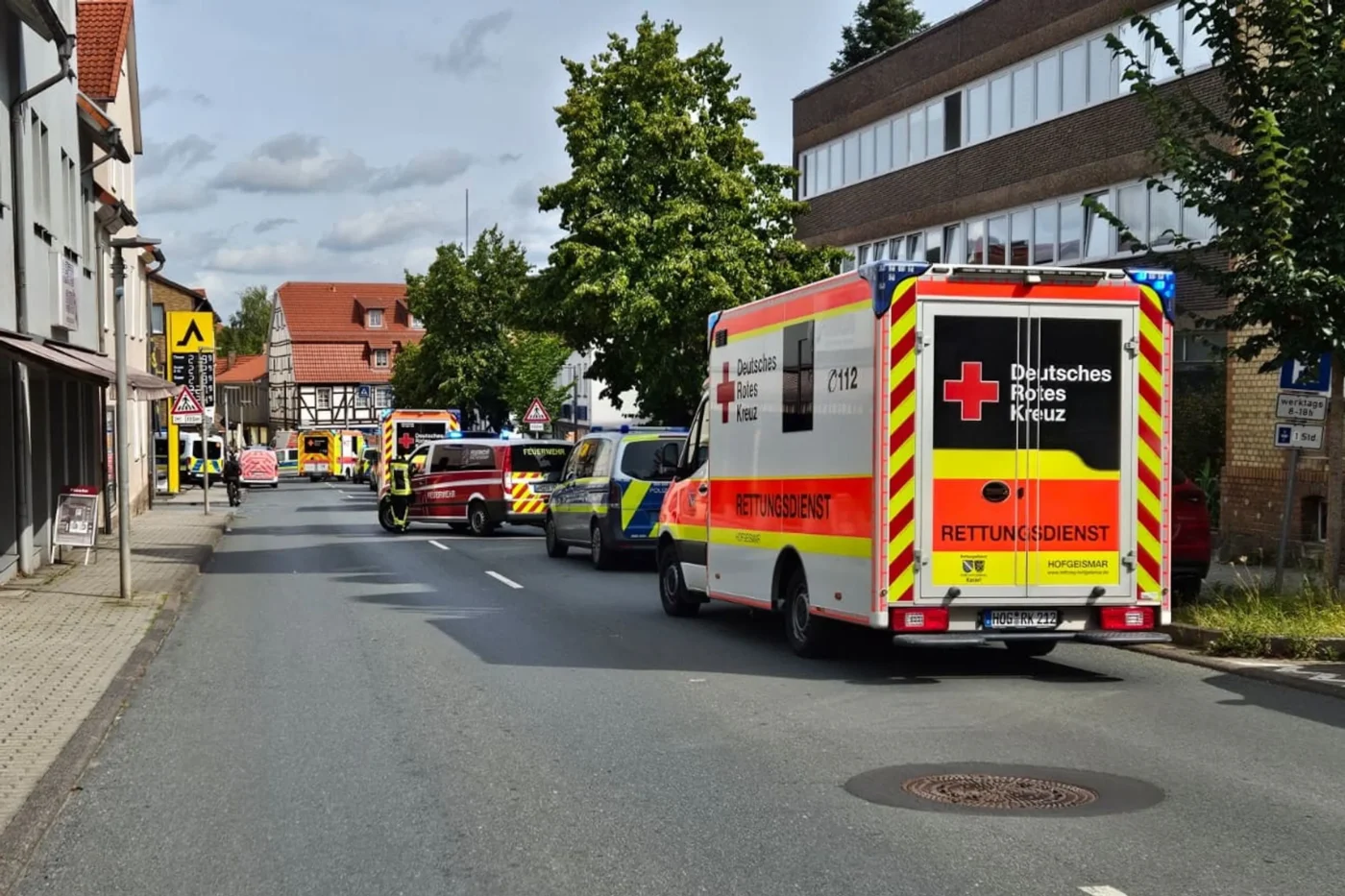 Im nordhessischen Hofgeismar ist ein Auto gegen die Hauswand eines Kaufhauses gefahren