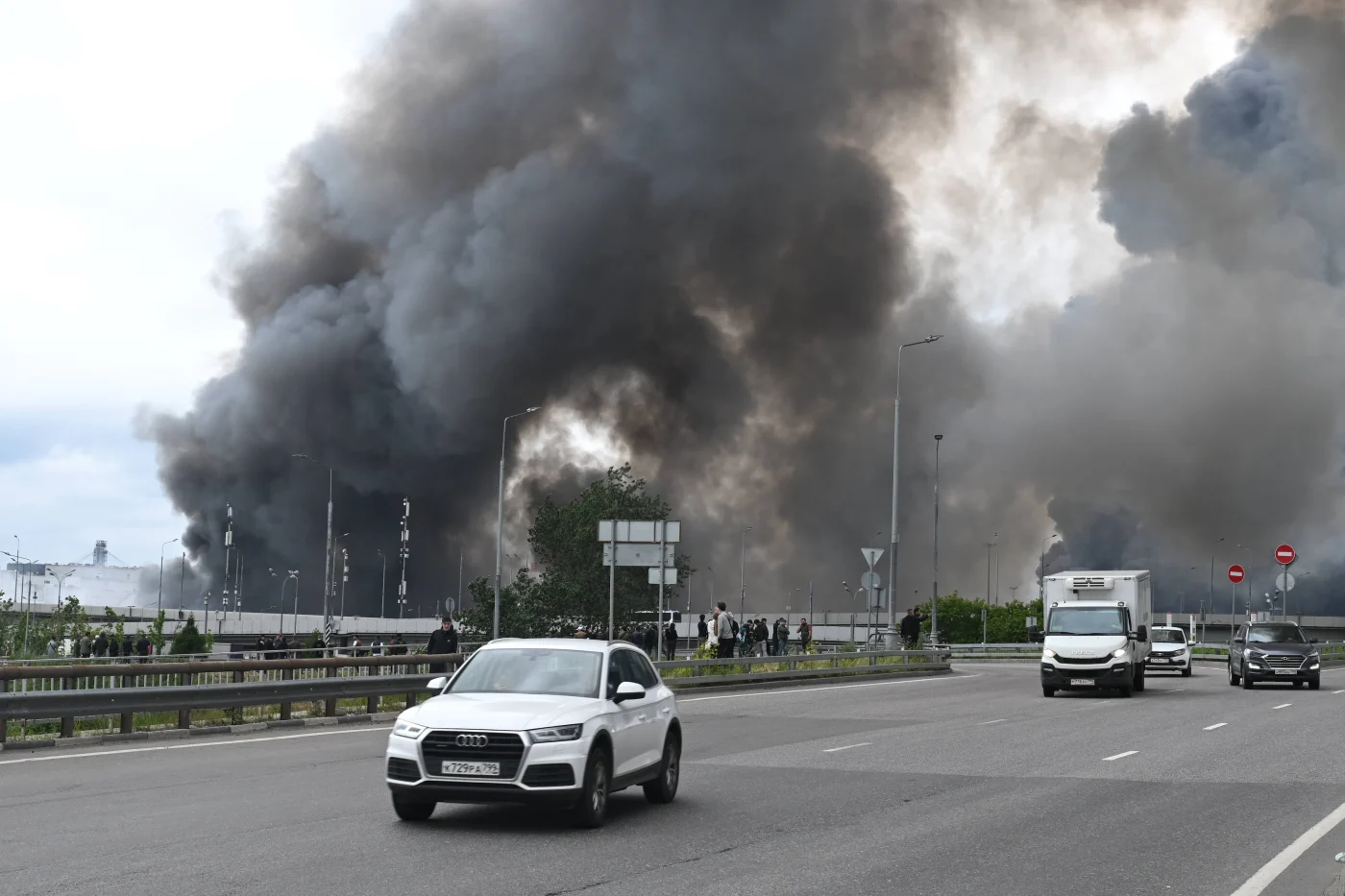 In Moskau brennt eine Öl-Raffinerie nach einem ukrainischen Angriff.