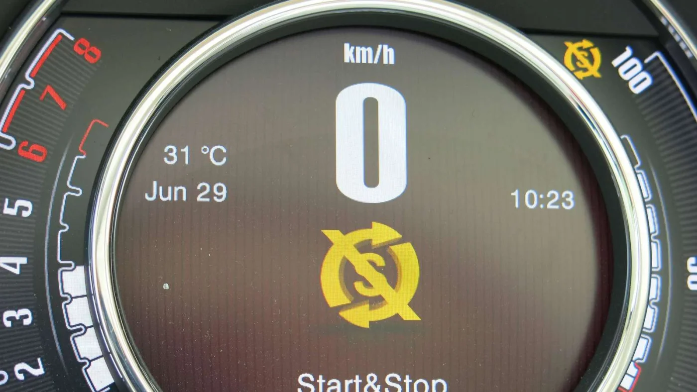 Instrumentenanzeige Geschwindigkeit Tachometer Drehzahl Drehzahlmesser Außentemperatur Schal