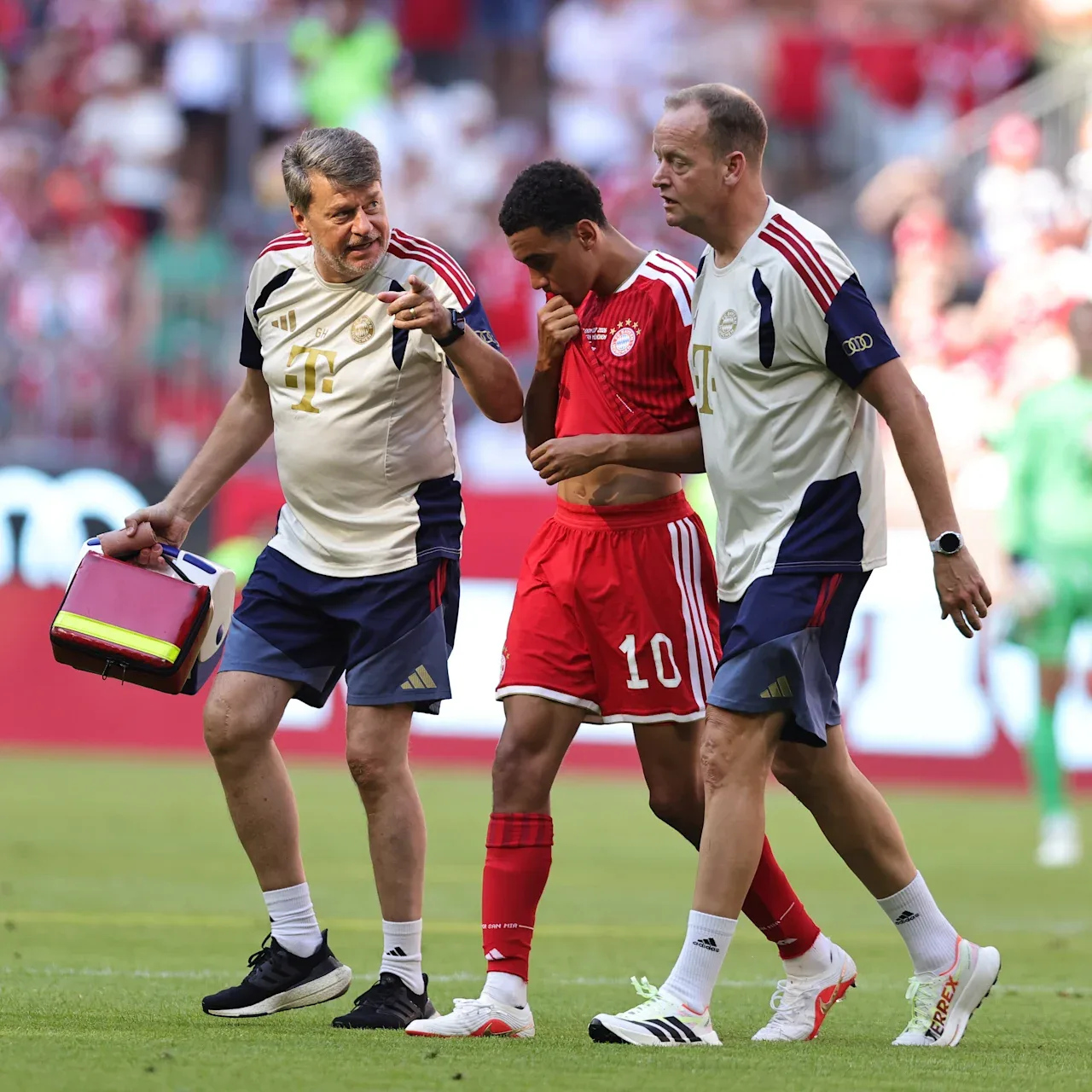 Jamal Musiala während einer medizinischen Behandlung auf dem Fußballplatz.