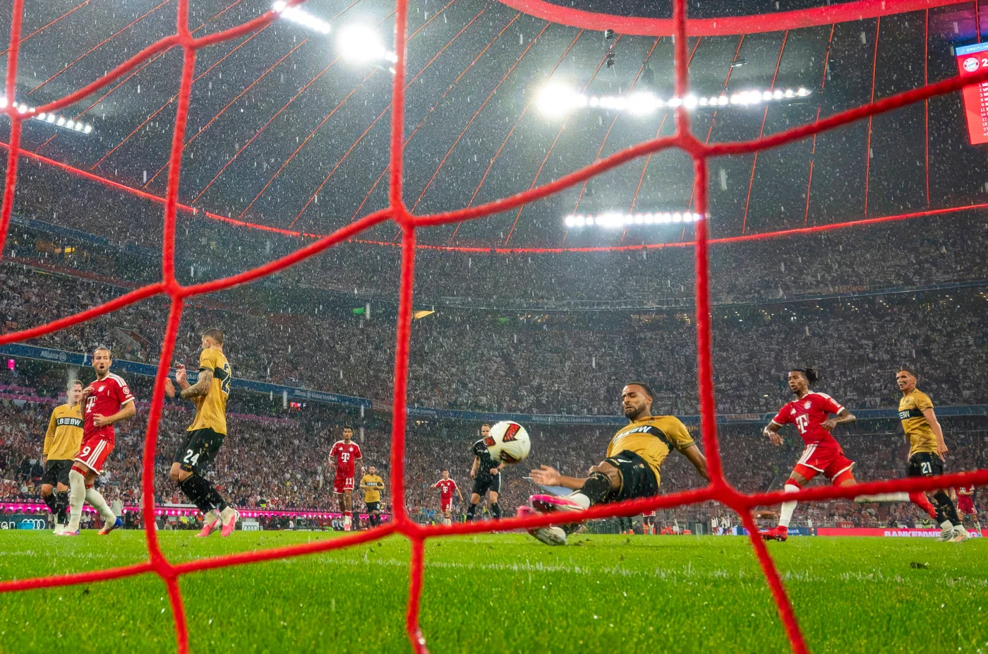 Josha Vagnoman (M.) rutscht aus und grätscht den Ball ins eigene Tor