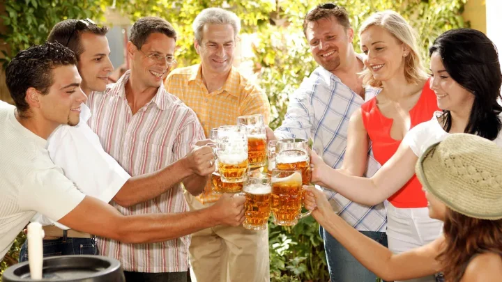 Kabinett kippt „begleitetes Trinken“: Warum das Aus für Bier und Wein unter 16 die Nation spaltet