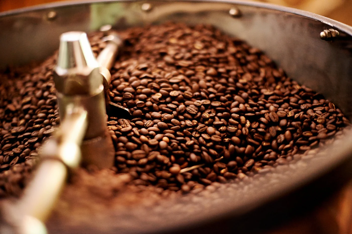 Kaffeebohnen in einem Kessel bei der Herstellung