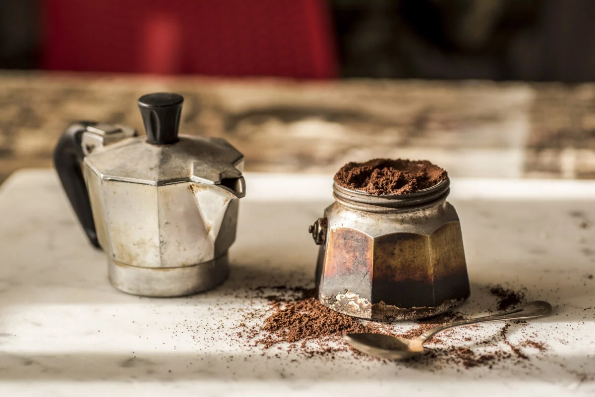 Kaffeebohnen und gemahlener Kaffee