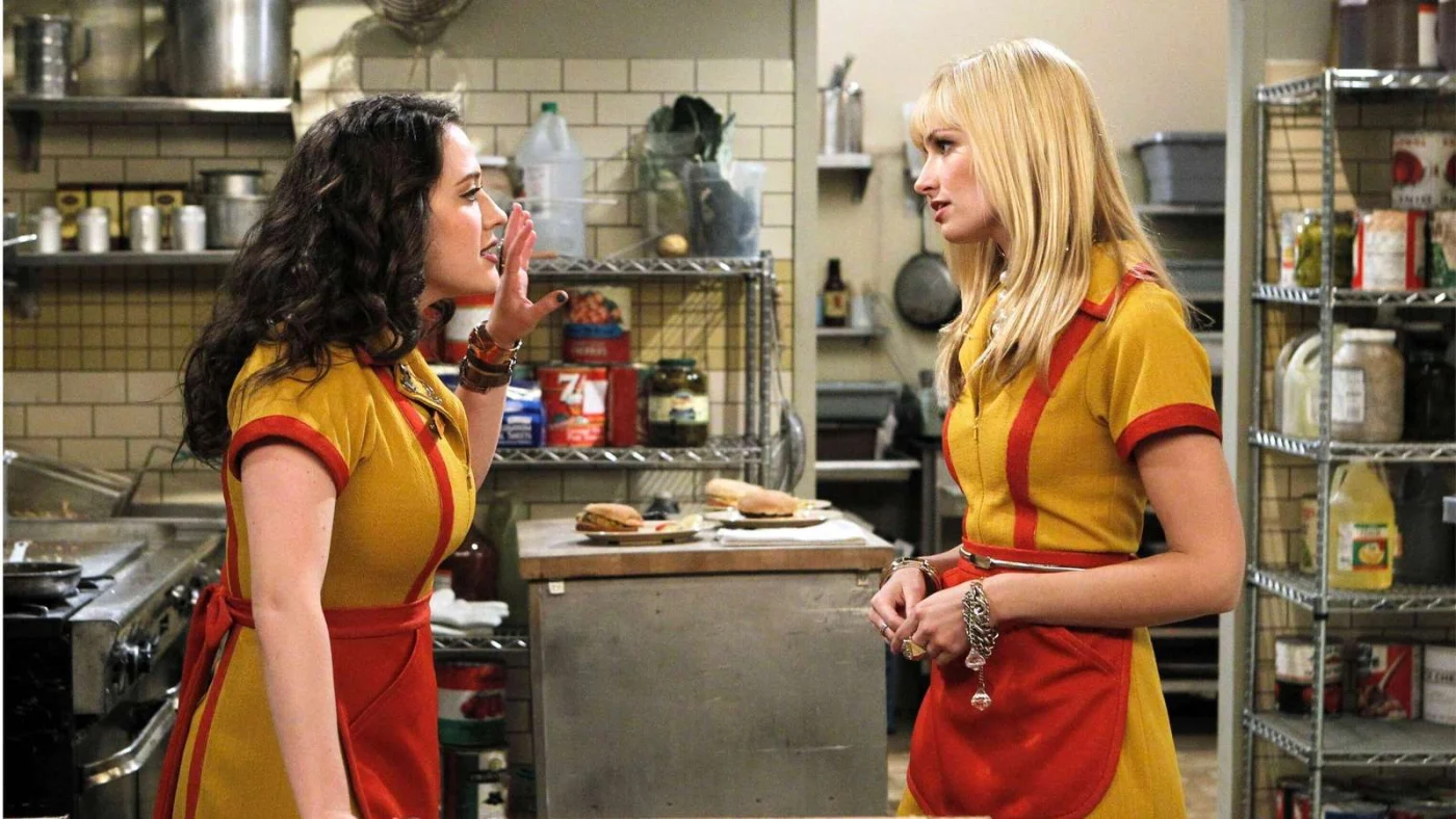 Kat Dennings und Beth Behrs in der Serie „2 Broke Girls“.