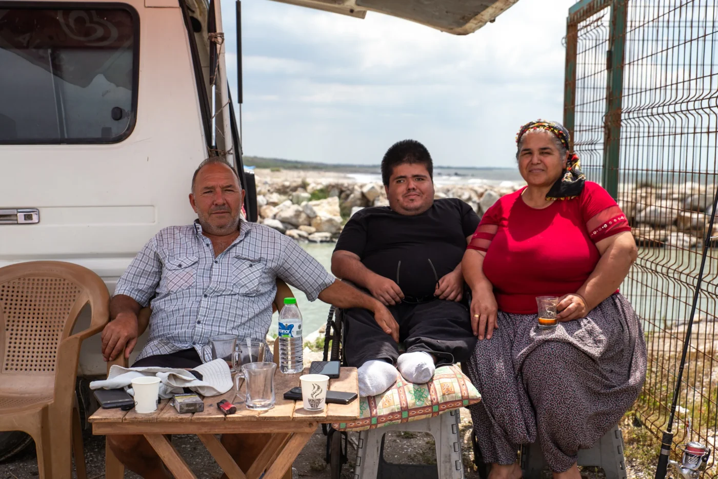 Kenan Ülgen (links) besucht den Adanalıoğlu-Strand immer noch. Er genieße die kühle Brise und könne sich Ausflüge in nahegelegene Touristenzentren wie Antalya nicht leisten, sagt er