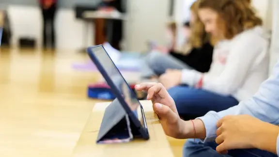 Kinder in der Schule arbeiten am Tablet.