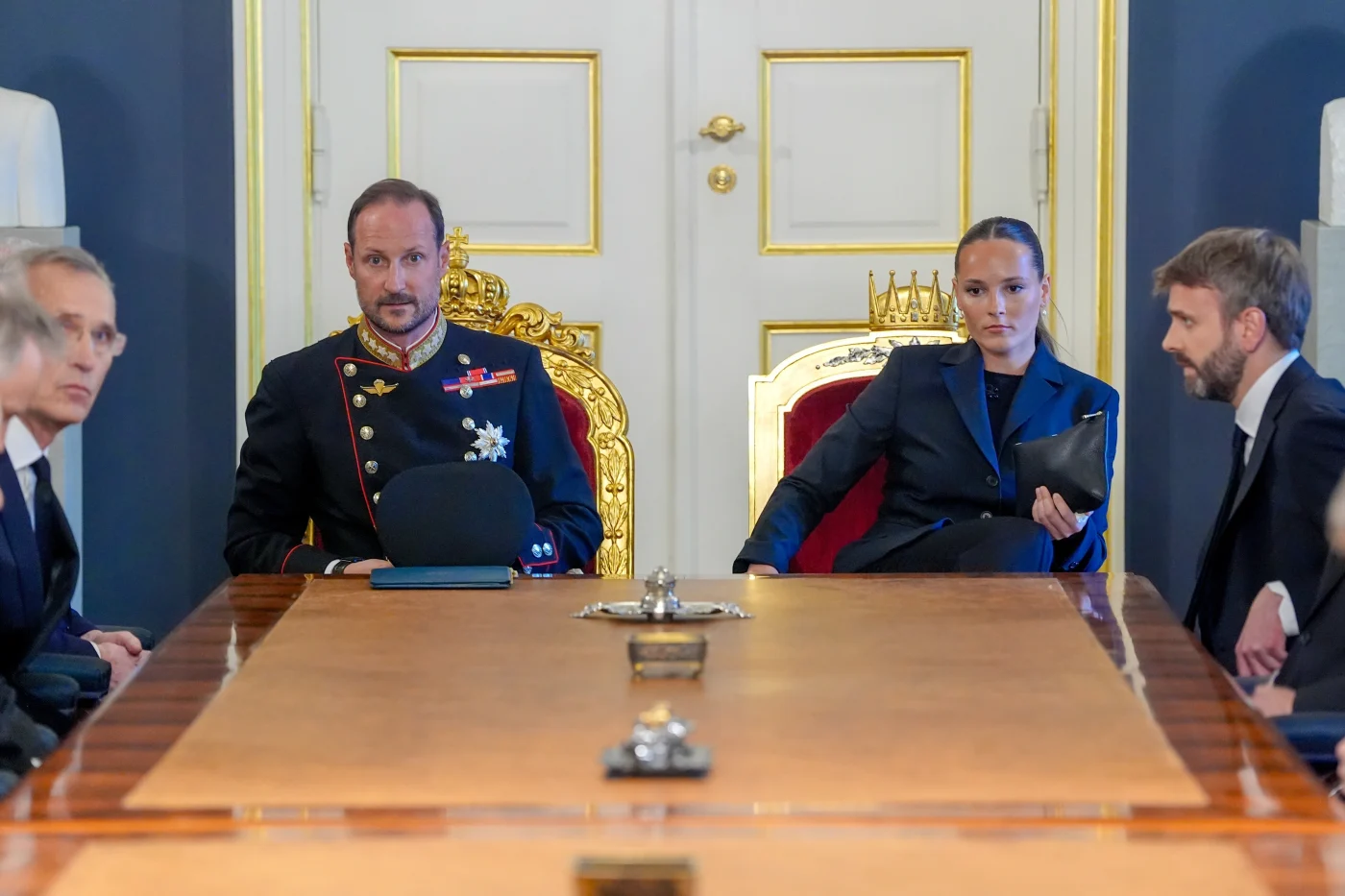 König Haakon VIII. und Kronprinzessin Ingrid Alexandra beim ersten gemeinsamen Auftritt.