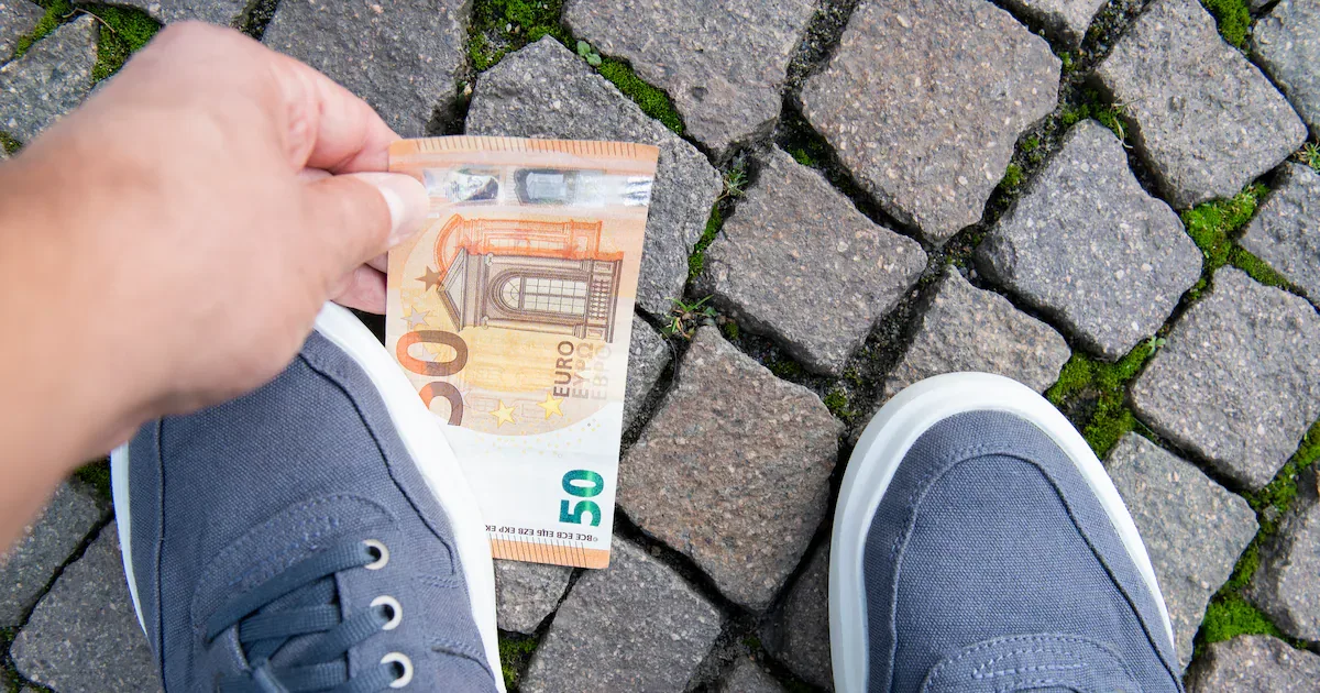 Koffer voller 50-Euro-Scheine: Obdachloser verteilt 4000 Euro auf offener Straße