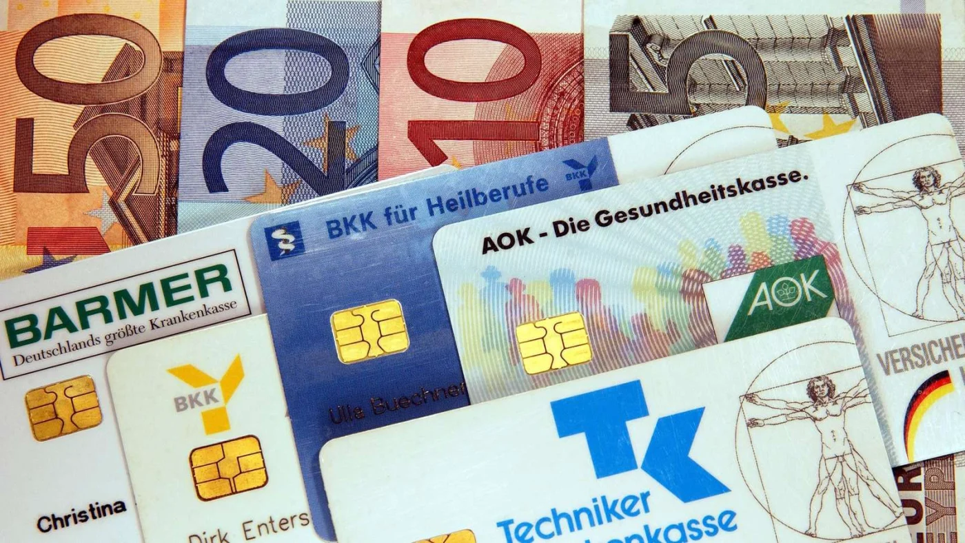Krankenkassen-Chipkarten und Euroscheine