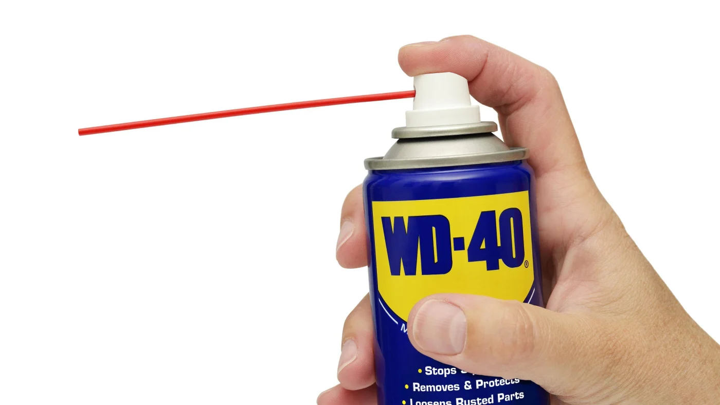 Kriechöl WD 40 vor einem weißen Hintergrund *** Creeping oil WD 40 against a white background Copyright: imageBROKER SimonxBelcher ibldig05902351.jpg