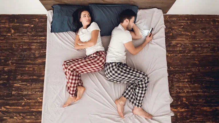 La falta de interés y la desconexión revelan que el hombre ya no es feliz en la pareja. (Foto: Adobe Stock)