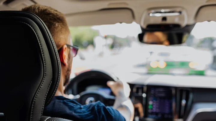 La idea de hacer trayectos largos en auto sin un destino fijo para recuperar un espacio que considera exclusivamente suyo. (Foto ilustrativa: Pexels)