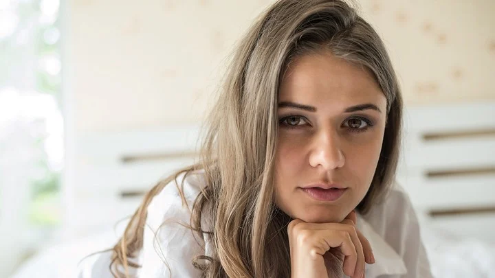 La mujer cuenta que terminó dudando de sí misma porque todos insistían en que aquello que percibía no era real. Foto: Freepik