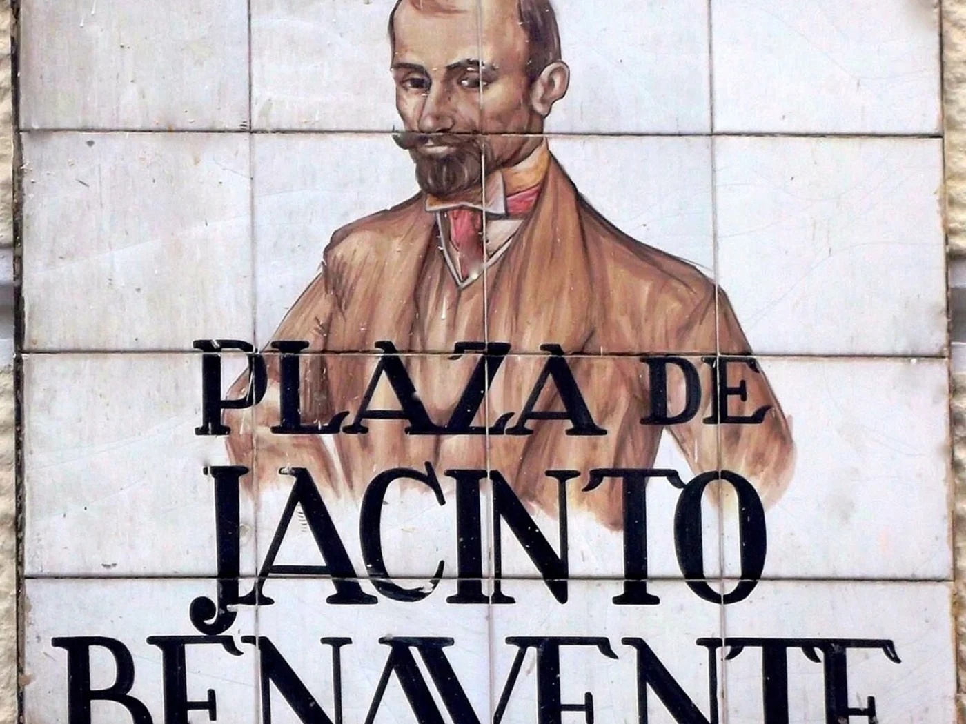 La plaza de Jacinto Benavente está en el Barrio de las Letras, pleno centro de Madrid. Foto: Wikimedia Commons.