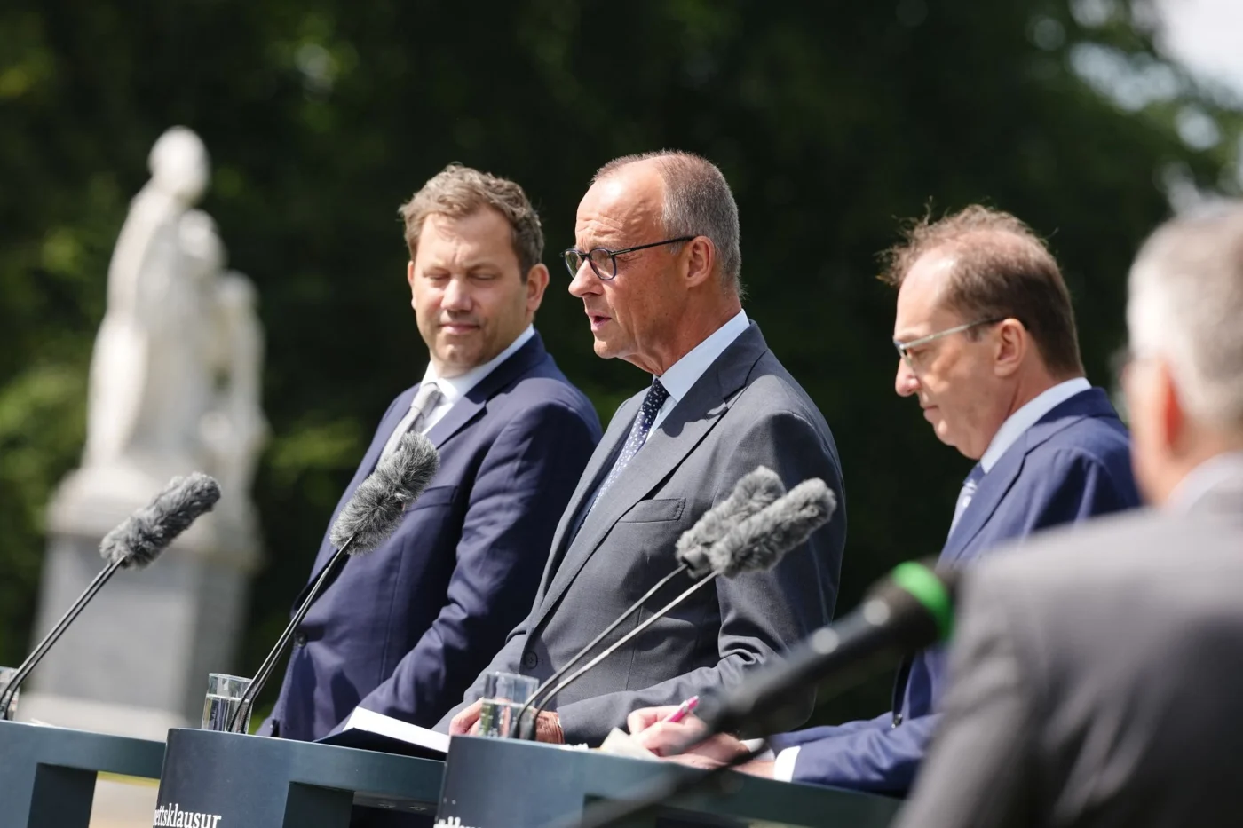Lars Klingbeil, Friedrich Merz und Alexander Dobrindt geben der Klausurtagung des Bundeskabinetts vor dem Schloss Neuhardenberg eine Pressekonferenz.