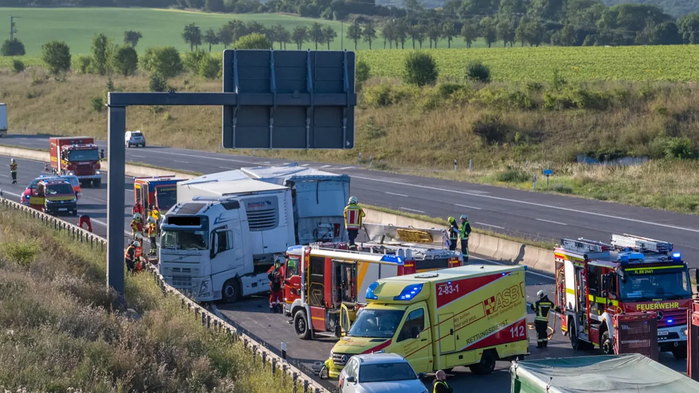 Lebensgefahr auf der A4: Schwere Lkw-Unfälle sorgen für Verkehrschaos