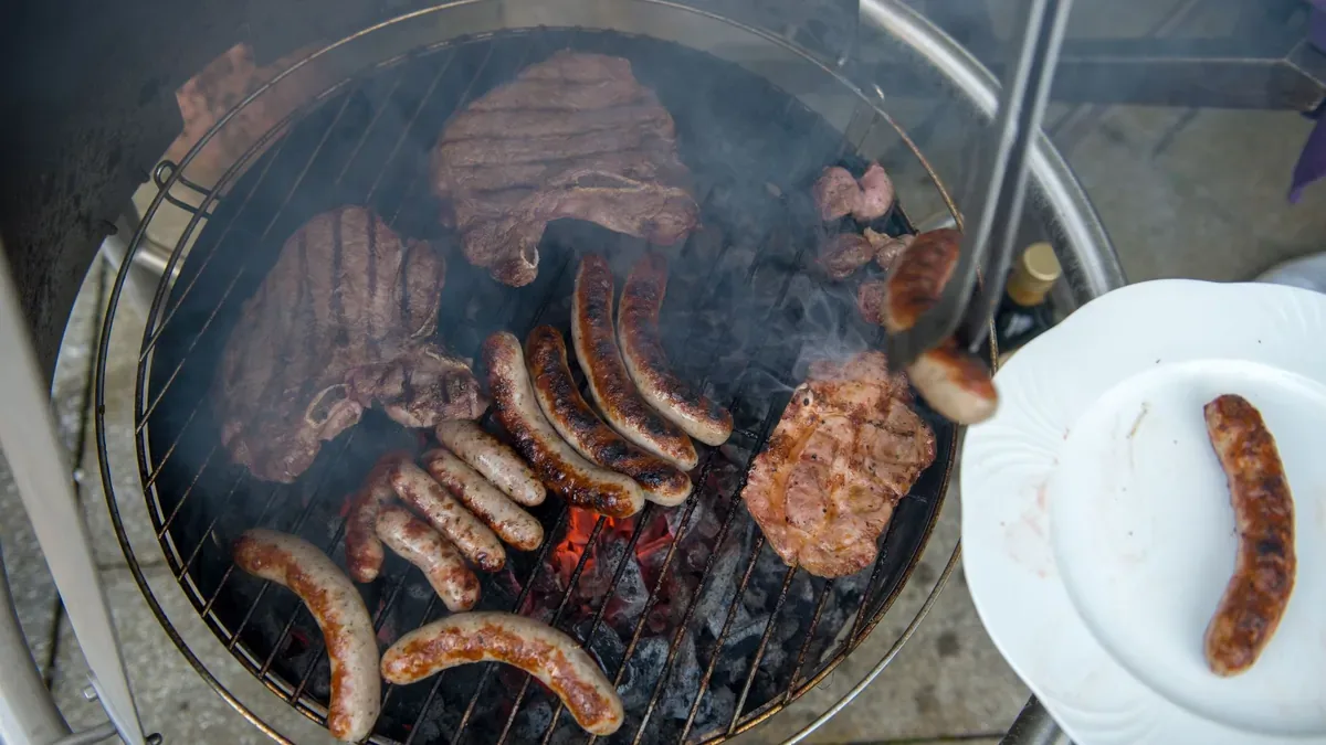 Lebensgefahr im Unterstand: Warum Sie niemals im Haus grillen sollten