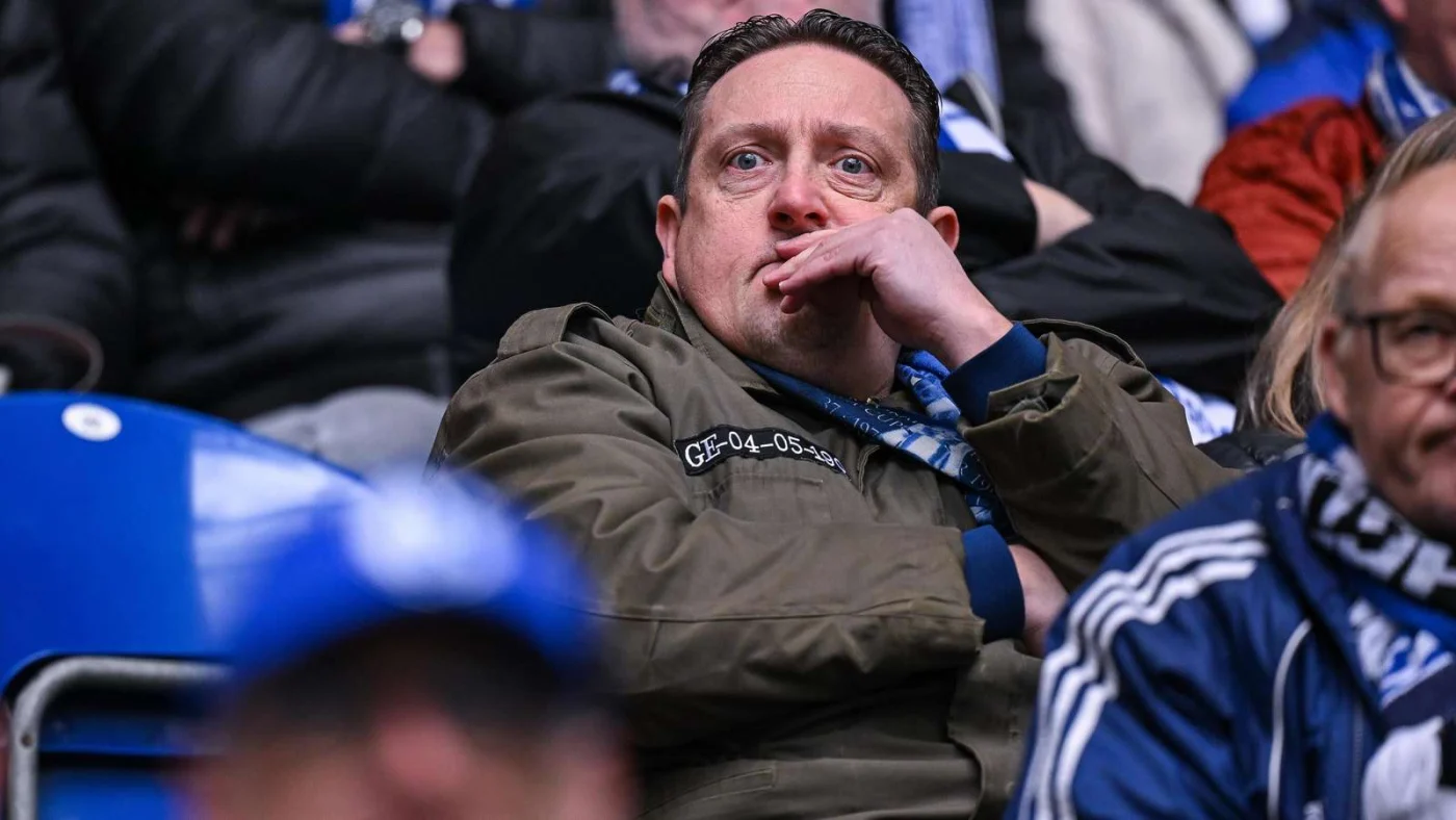 Lennart sitzt in der Schalker Veltins-Arena.