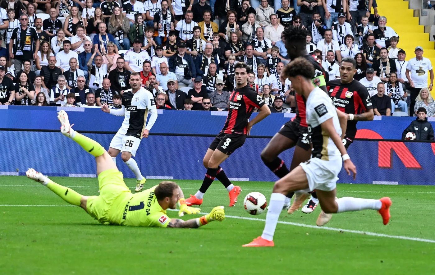 Leverkusen-Keeper Mark Flekken (am Boden) versucht Schlimmeres zu verhindern