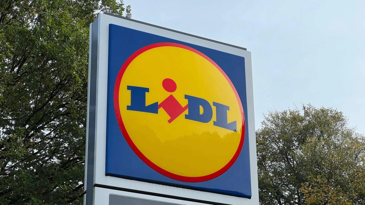 Lidl-Schild mit dem Slogan „Lidl lohnt sich“