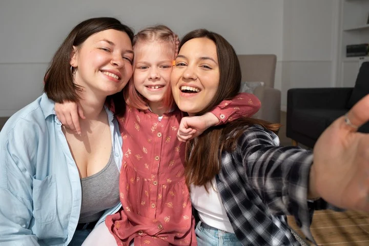 Los hijos del medio suelen ser estereotipados como mediadores o conciliadores. Foto: Freepik.