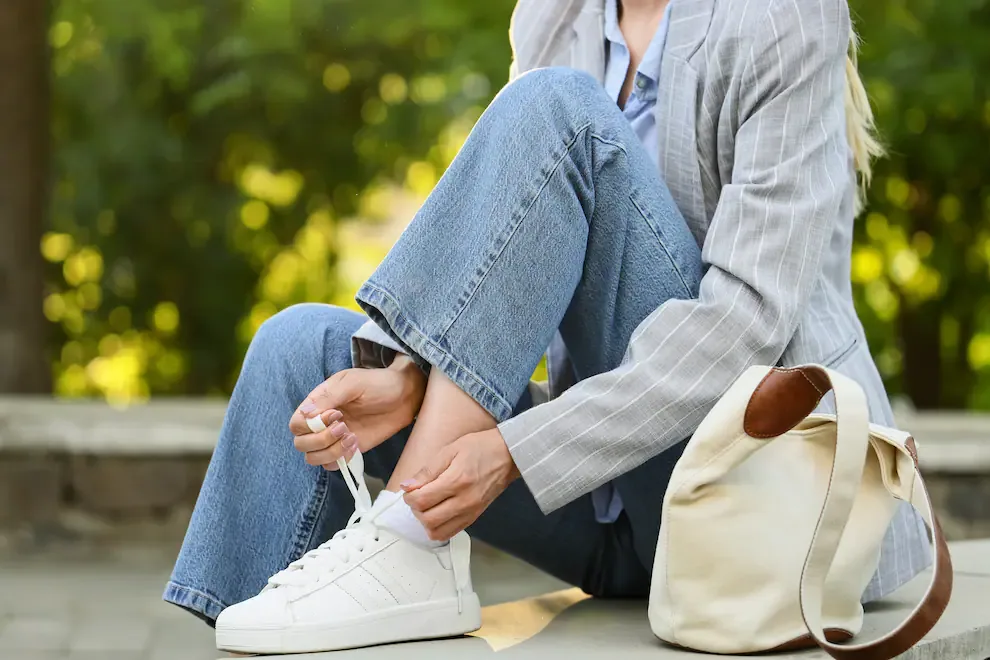Los sacos de té en las zapatillas ayudan a eliminar los malos olores.