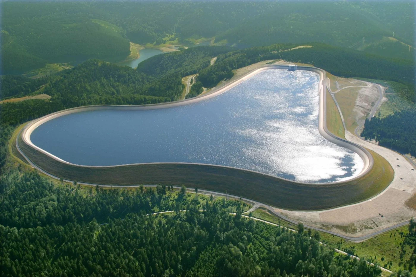 Luftaufnahme des Oberbeckens des Pumpspeicherwerks Goldisthal in Thüringen.