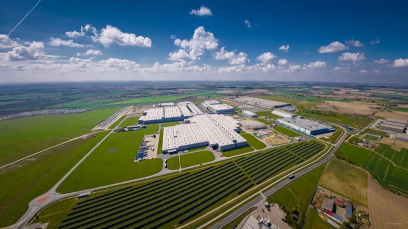 Luftaufnahme des Volkswagen-Werks. Der Solarpark umfasst eine riesige Fläche neben dem Werk.