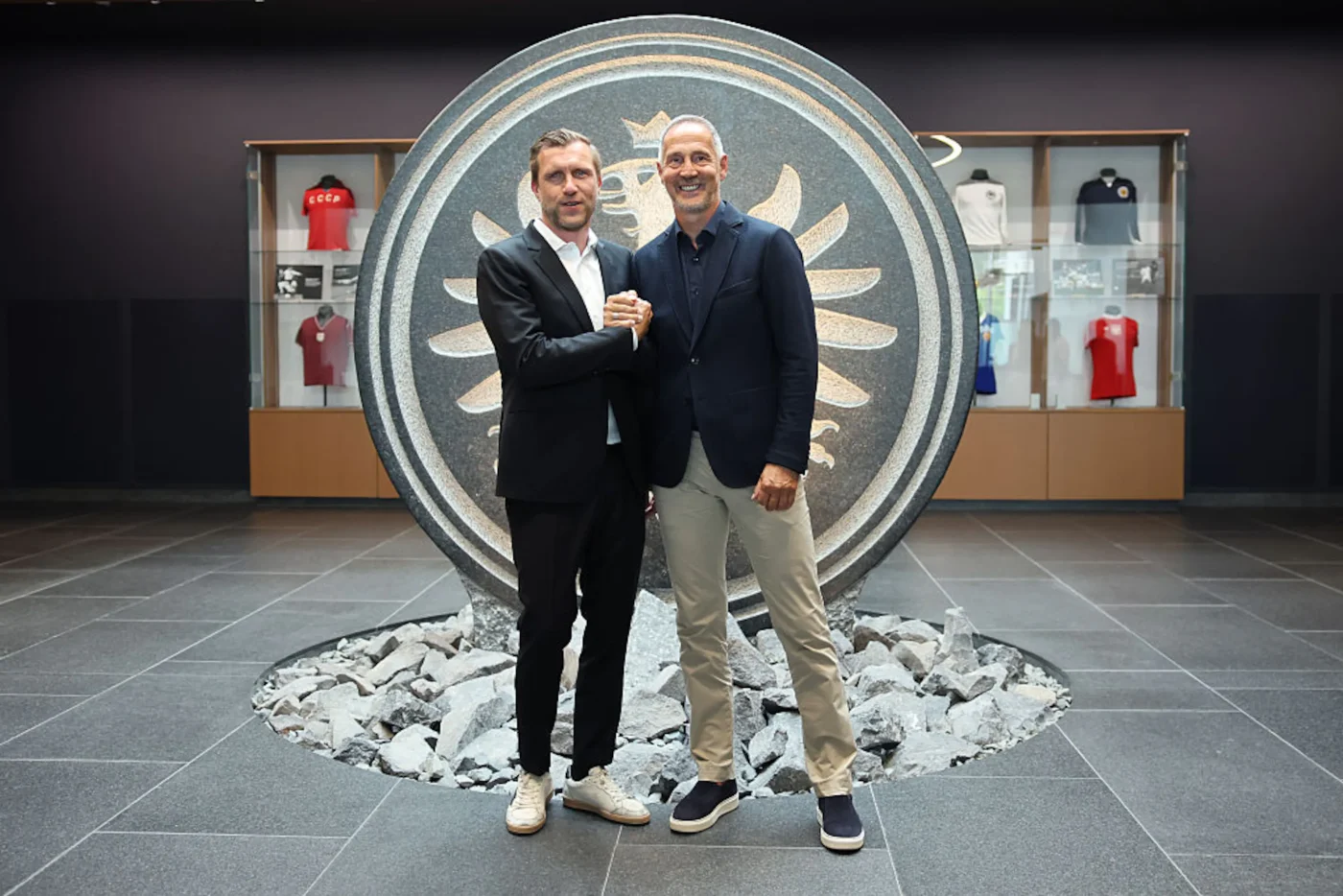 Markus Krösche mit Trainer Adi Hütter bei dessen Präsentation
