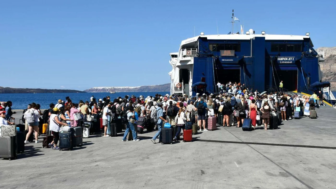 Mehr Urlauber als Einwohner: An diesen Orten ist der Massentourismus am extremsten - Im Hafen von Thira auf Santorin kommen und gehen täglich Hunderte Touristen.