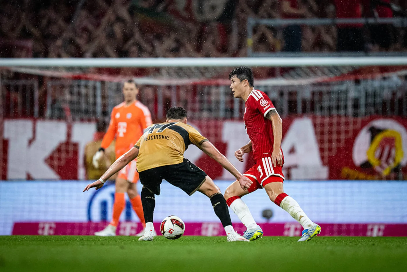 Minjae Kim (r.) darf gegen Stuttgart starten