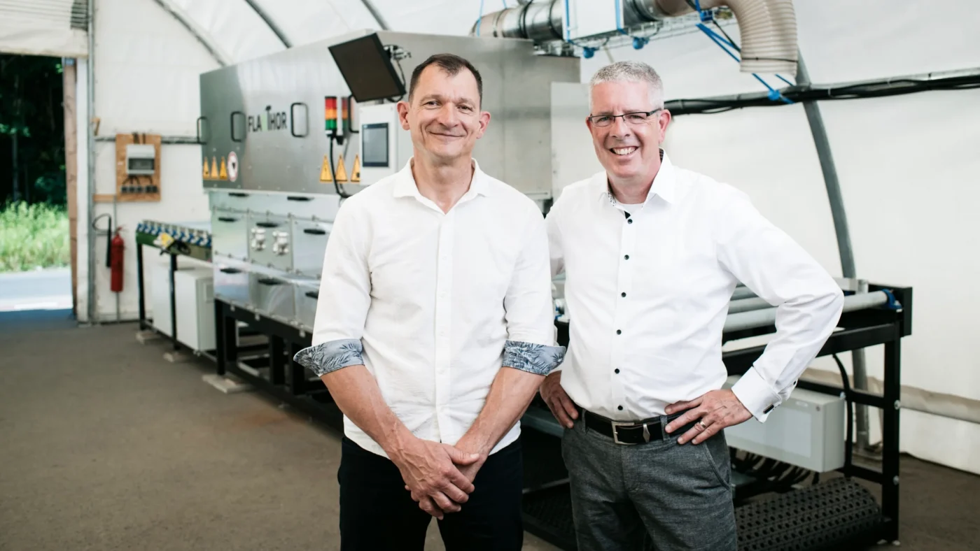 Mit Xenonlampen die ein vielfaches heller sind als die Sonne, wollen Physiker Harald Groß und Unternehmer Michael Heuschkel das Recycling von Solarmodulen revolutionieren.