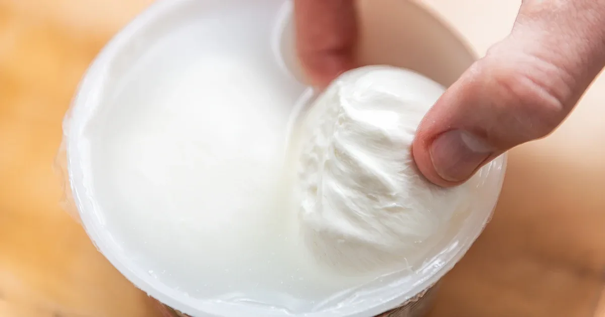 Mozzarella-Wasser nicht weggießen: Mit 125 ml gelingen herzhafte Muffins bei 200 Grad