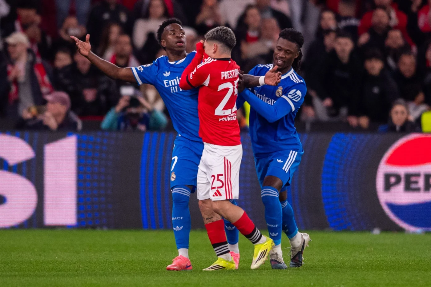 Nach diesem Vorfall mit Vinicius Junior (l.) wurde Gianluca Prestianni (m.) für sechs Spiele gesperrt.