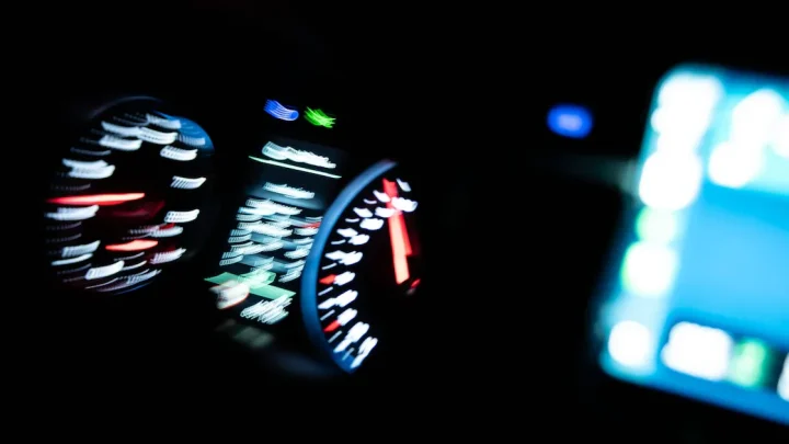 Nach Führerschein-Prüfung: 17-Jähriger mit 158 km/h gestoppt