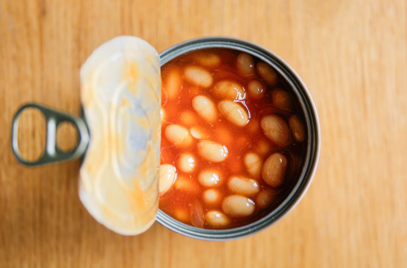 Nahaufnahme einer geöffneten Konservendose mit Baked Beans