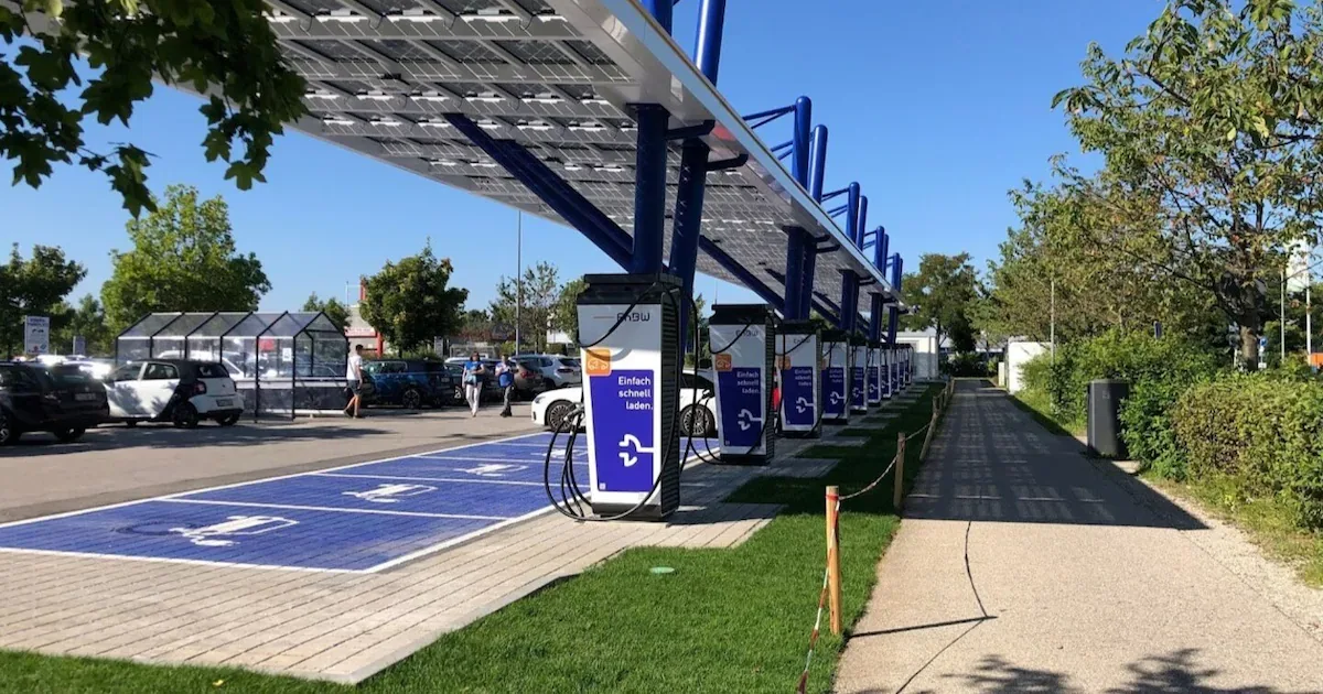 Netz-Engpässe bei E-Autos: Sind Batteriespeicher die Rettung oder eine teure Notlösung?