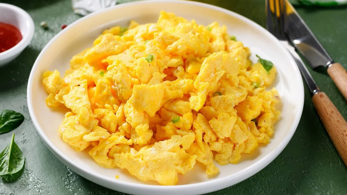 Ni agregar aceite ni a fuego lento: el ingrediente secreto para lograr unos huevos revueltos perfectos con mejor textura y repletos de proteínas