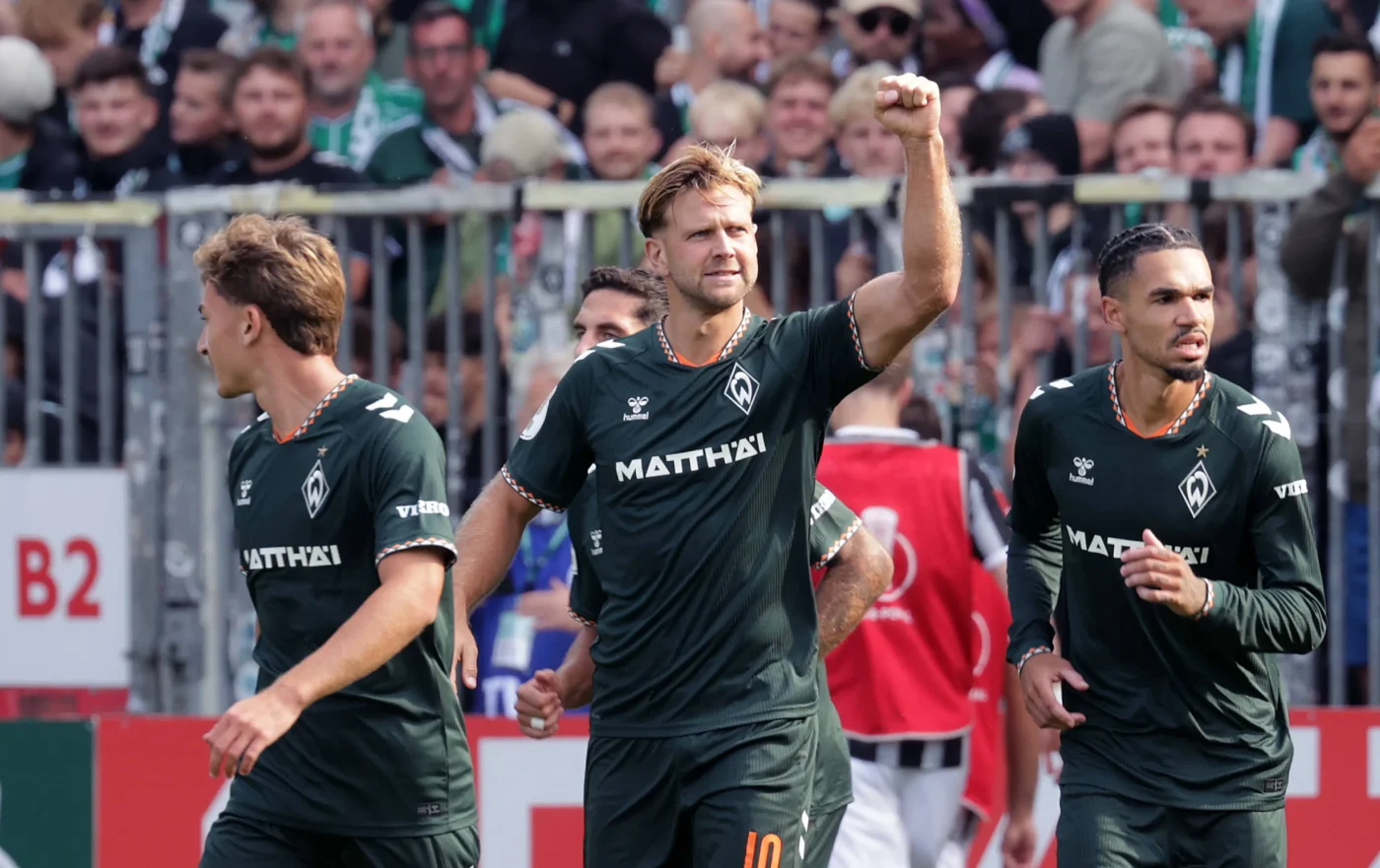 Niclas Füllkrug (M.) bejubelt seinen Comeback-Treffer für Werder Bremen im DFB-Pokal