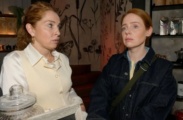 Nina (Maria Wedig, l.), Toni (Olivia Marei)