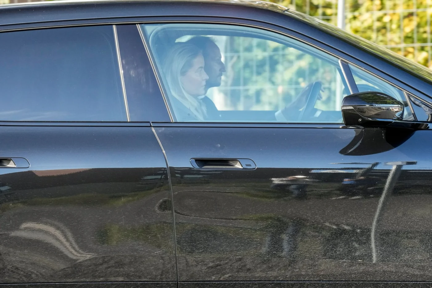 Norwegens Kronprinz Haakon und Kronprinzessin Mette-Marit treffen im Nationalkrankenhaus in Oslo ein. Der Gesundheitszustand von Norwegens König Harald V. (89) hat sich nach Angaben des Hofs erneut verschlechtert.