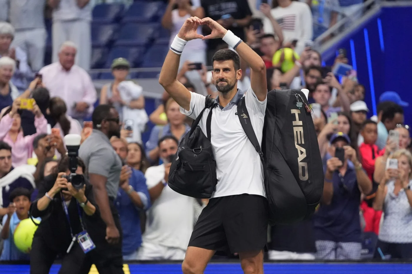 Novak Djokovic formt zum Abschied ein Herz fürs Publikum
