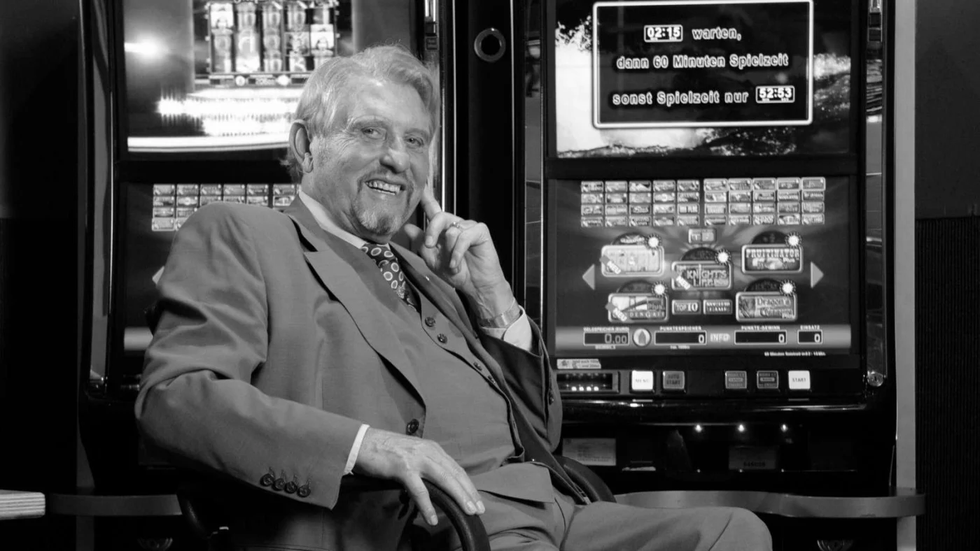 Paul Gauselmann vor Merkur-Spielautomaten.